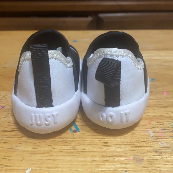 Nike Infant Shoes Black And White Size 2c NEVER BEEN WORN - Picture 3 of 3